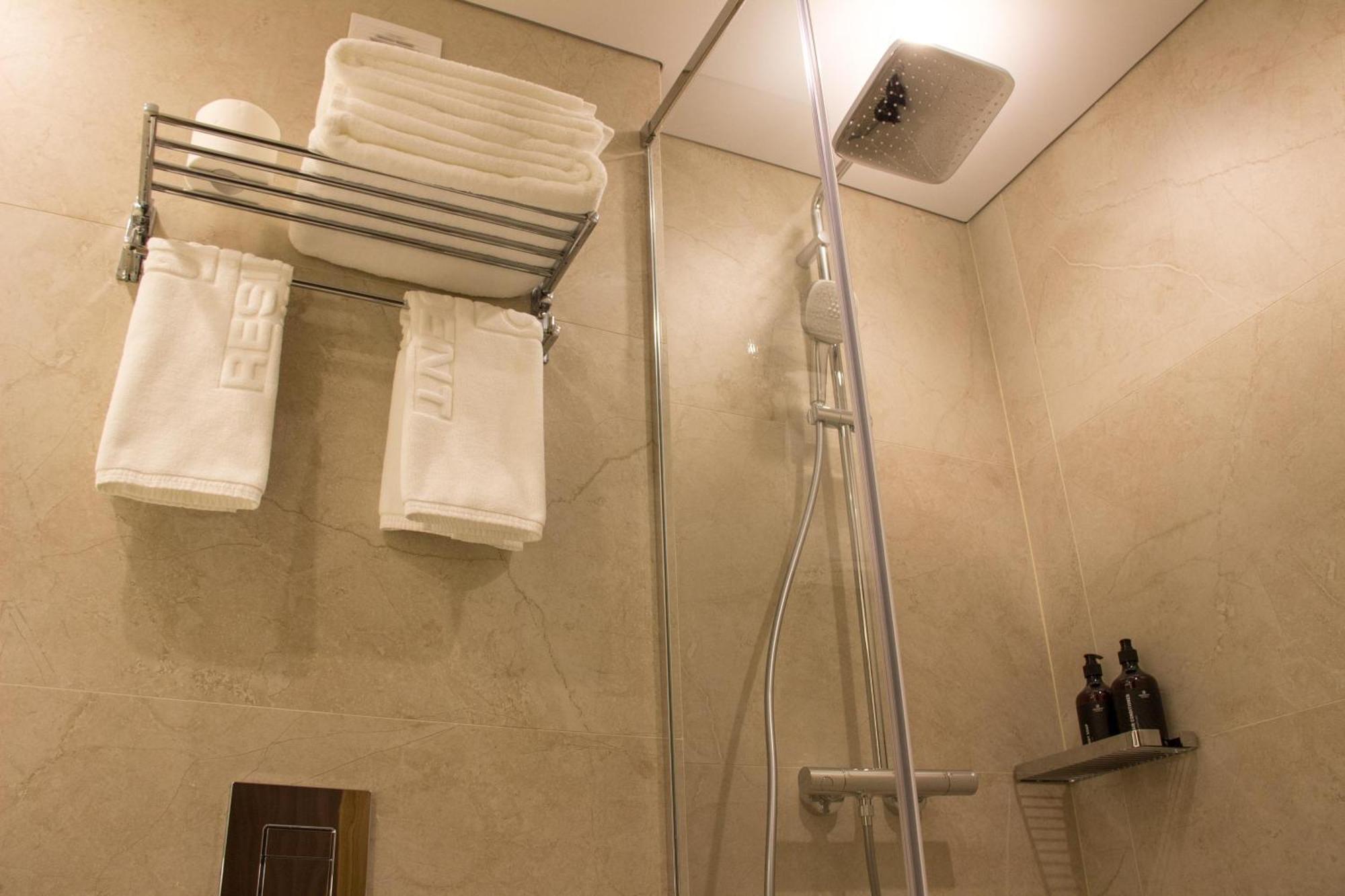 Resident Hotel Abay Ałma Ata Zewnętrze zdjęcie